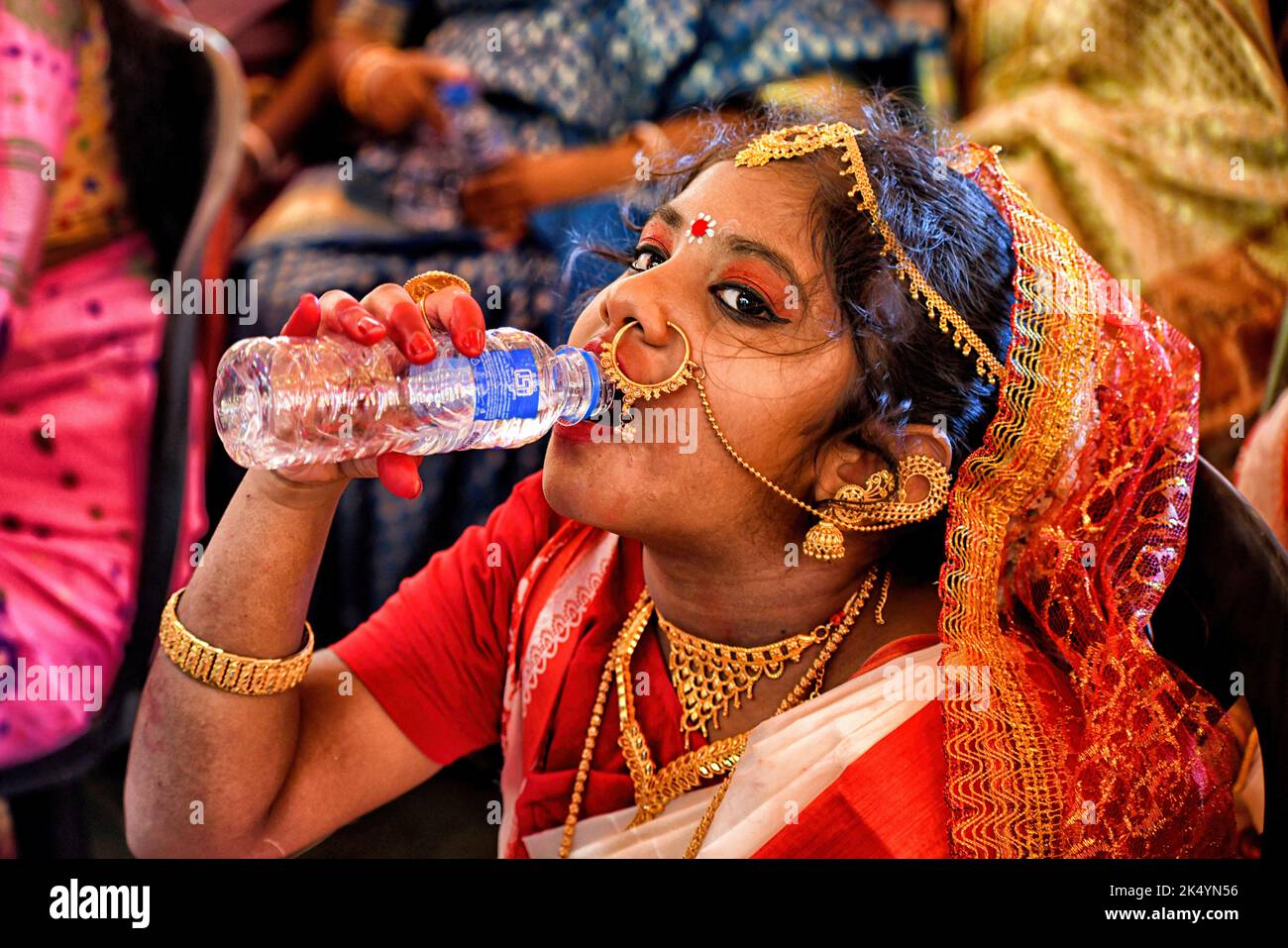 Kolkata, India. 04th Oct, 2022. A little girl seen drinking water ...