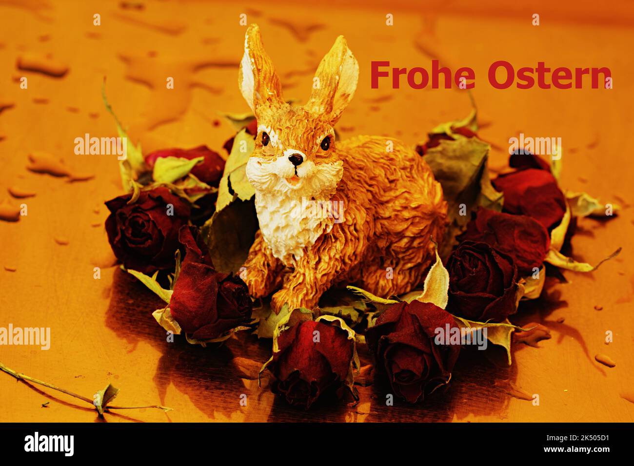 Frohe Ostern - Osterhase mit Minirosenblüten umrahmt Stock Photo
