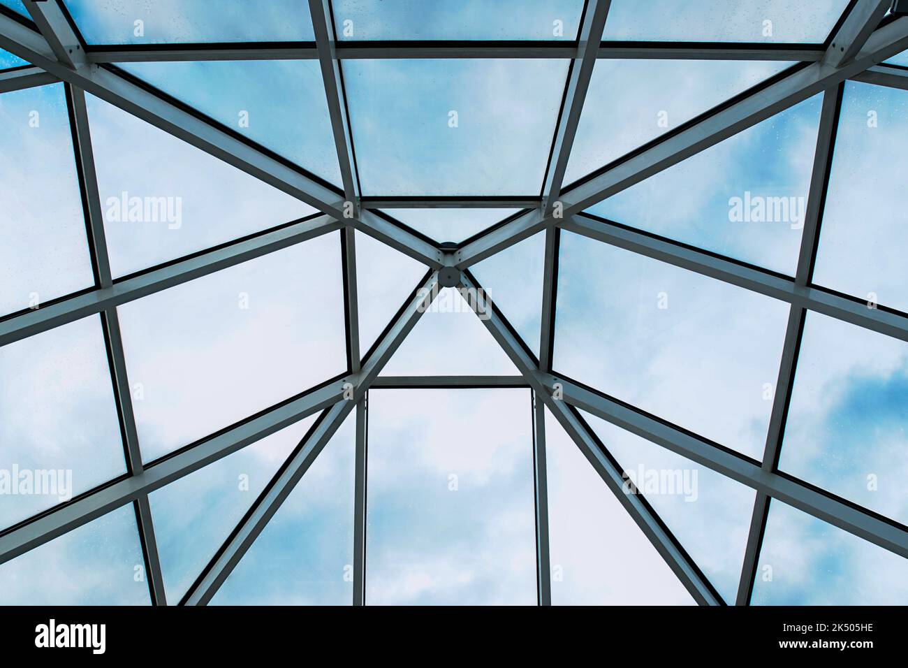Pyramidenartiges Glasdach symmetrisch dargestellt Stock Photo