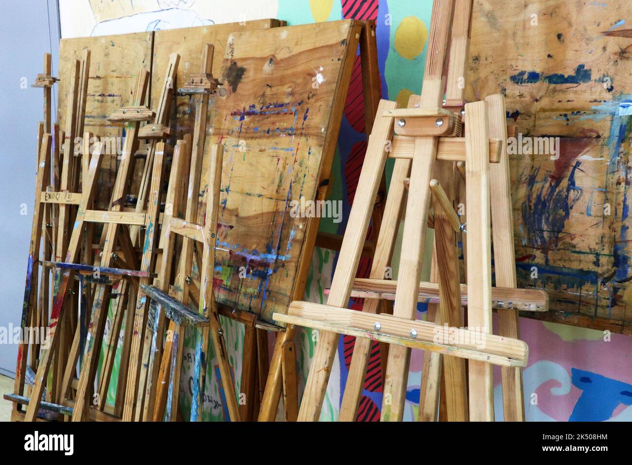 Wooden art easels hi-res stock photography and images - Alamy