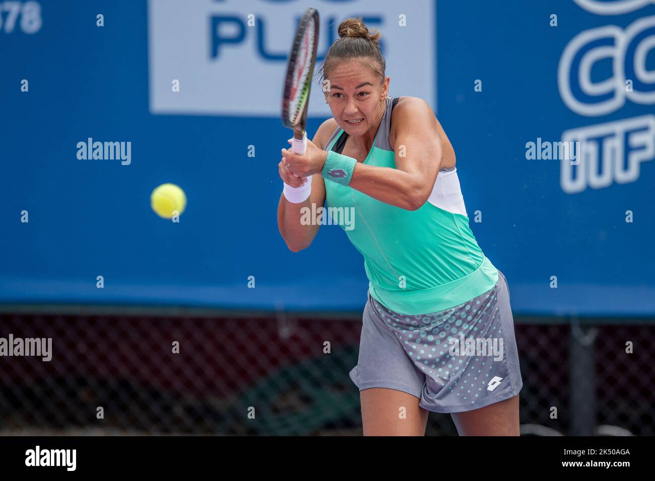 HUA HIN, THAILAND - OCTOBER 5:  Lesley Pattinama-Kerkhove from The Netherlands during the first round against Zongyu Li from China at the CAL-COMP & XYZPRINTING ITF WORLD TENNIS TOUR 2022 at TRUE ARENA HUA HIN on October 5, 2022 in HUA HIN, THAILAND (Photo by Peter van der Klooster/Alamy Live News) Stock Photo