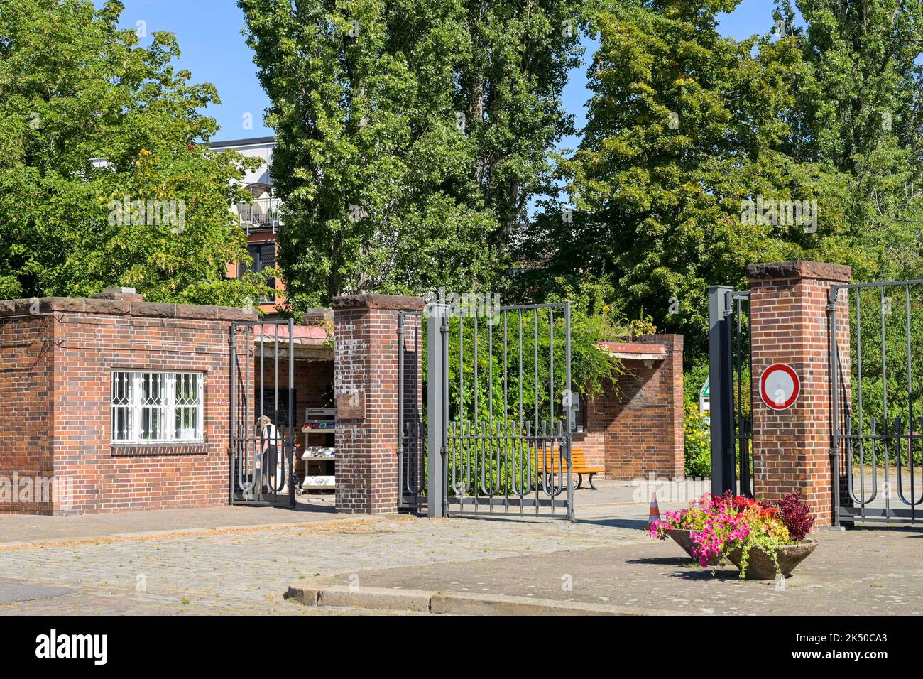Eingang, Zentralfriedhof Friedrichsfelde, Gudrunstraße, Lichtenberg, Berlin, Deutschland Stock Photo