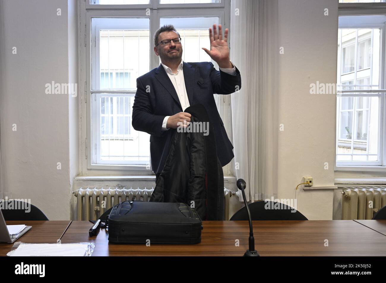 Prague, Czech Republic. 05th Oct, 2022. Czech ex-MP Lubomir Volny charged with scaremongering amid COVID-19 epidemic comes to the Prague 7 district court, on October 5, 2022, in Prague, Czech Republic. Credit: Katerina Sulova/CTK Photo/Alamy Live News Stock Photo
