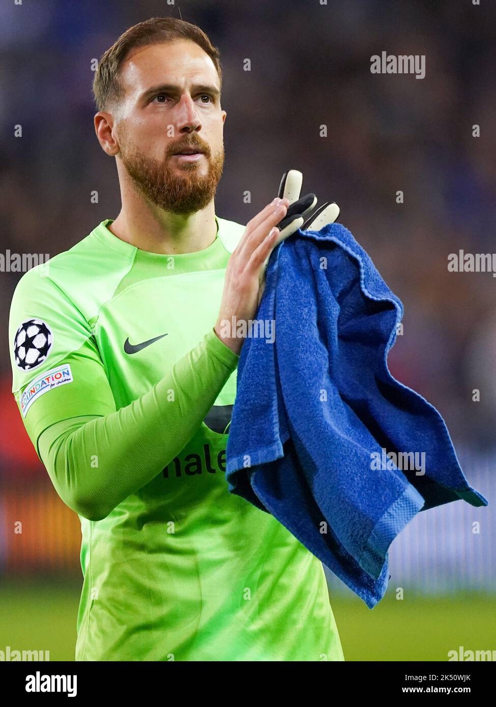 BRUGGES, BELGIUM - OCTOBER 4: Jan Oblak of Atletico Madrid looks dejected and applauds for the fans after the Group B - UEFA Champions League match between Club Brugge KV and Atletico Madrid at the Jan Breydelstadion on October 4, 2022 in Brugges, Belgium (Photo by Joris Verwijst/Orange Pictures) Stock Photo