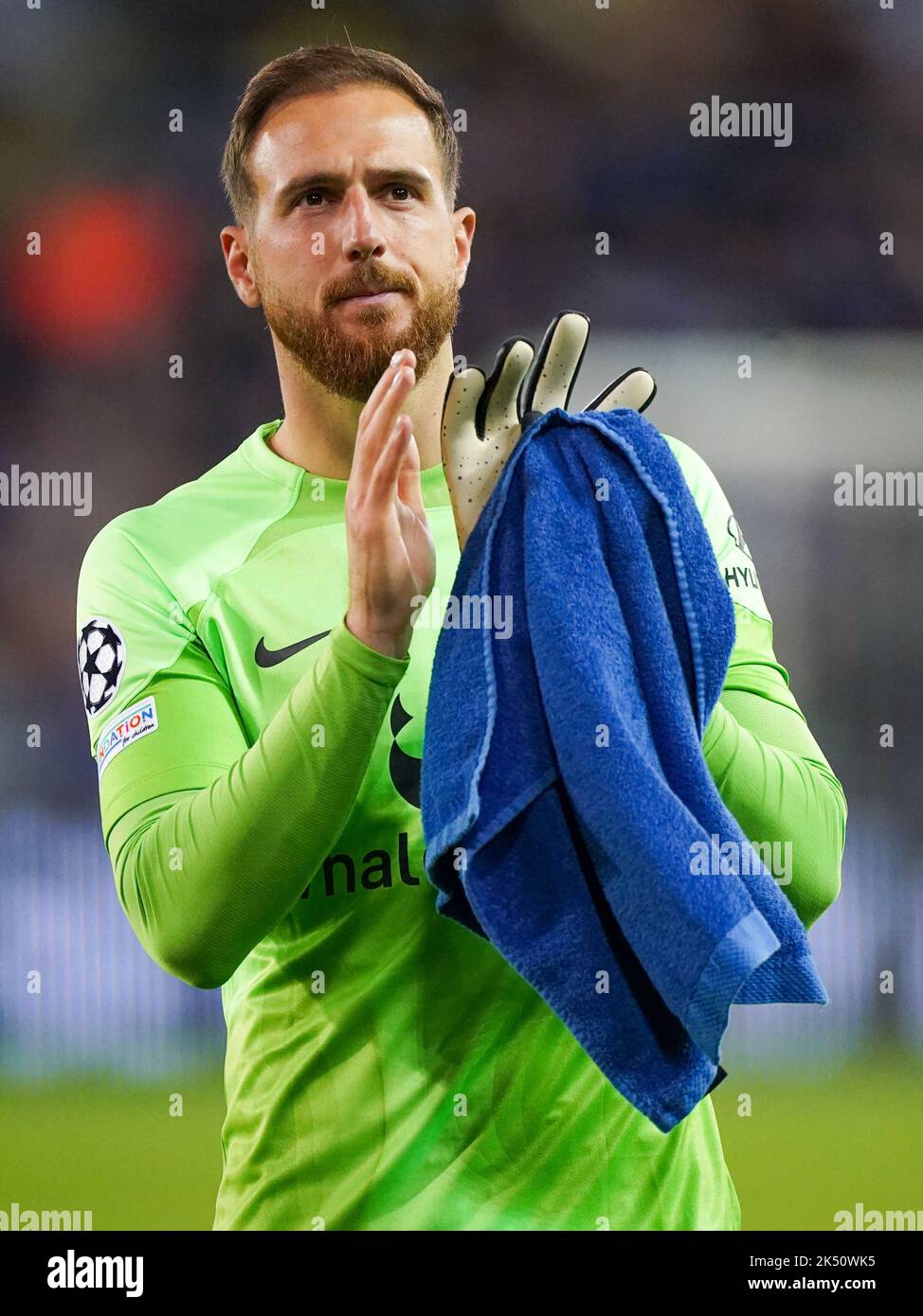 BRUGGES, BELGIUM - OCTOBER 4: Jan Oblak of Atletico Madrid looks dejected and applauds for the fans after the Group B - UEFA Champions League match between Club Brugge KV and Atletico Madrid at the Jan Breydelstadion on October 4, 2022 in Brugges, Belgium (Photo by Joris Verwijst/Orange Pictures) Stock Photo