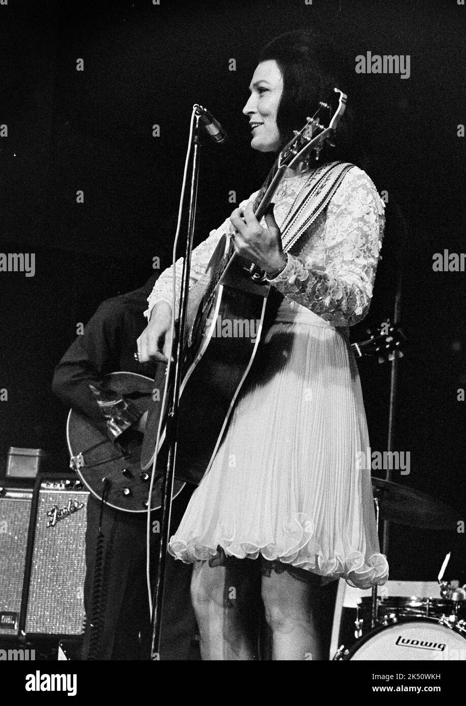 Loretta lynn 1970 hi-res stock photography and images - Alamy