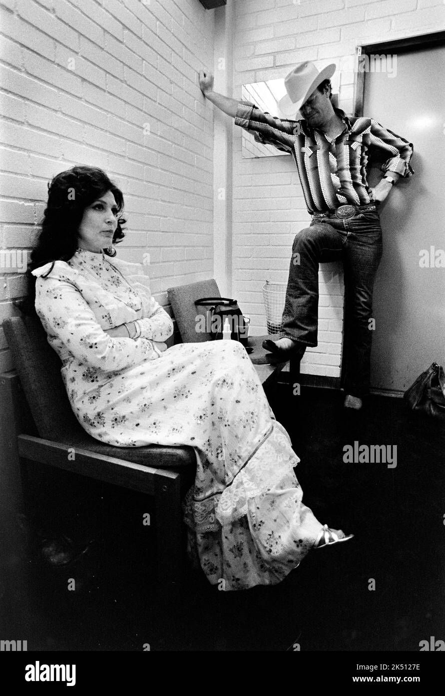 GOTHENBURG 1977-04-11American country artist Loretta Lynn back stage with her manager in connection with a concert in Gothenburg April 11, 1977. Photo: Lars Jansson / Expressen / TT / Code: 22 **EVENING MAGAZINE OUT** Stock Photo