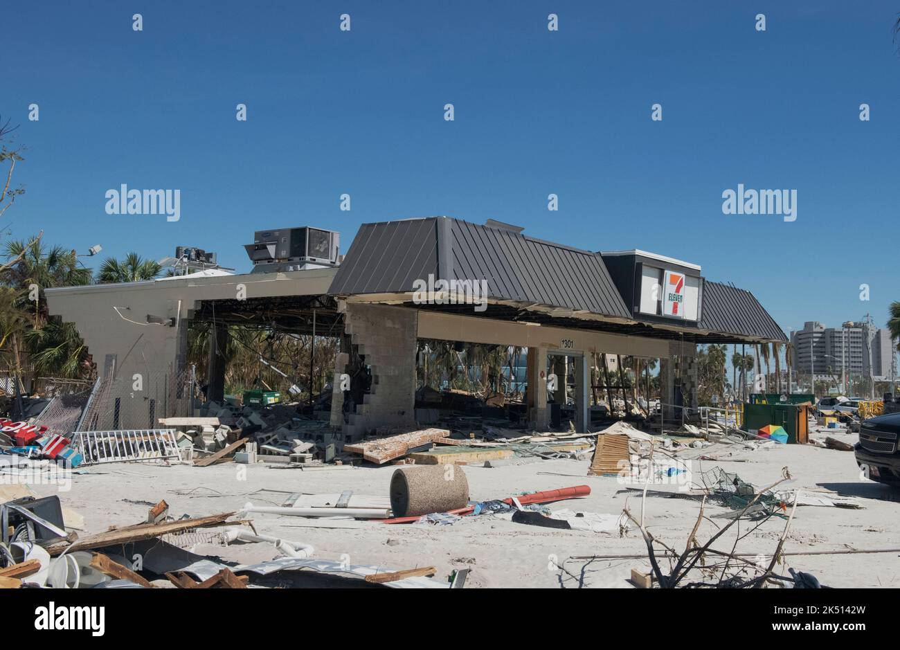 FORT MYERS BEACH, FLORIDA, USA - 30 September 2022 - The shell of a 7Eleven shop at Fort Myers Beach, Fl, USA after Hurricane Ian - Photo: Geopix/USNG Stock Photo