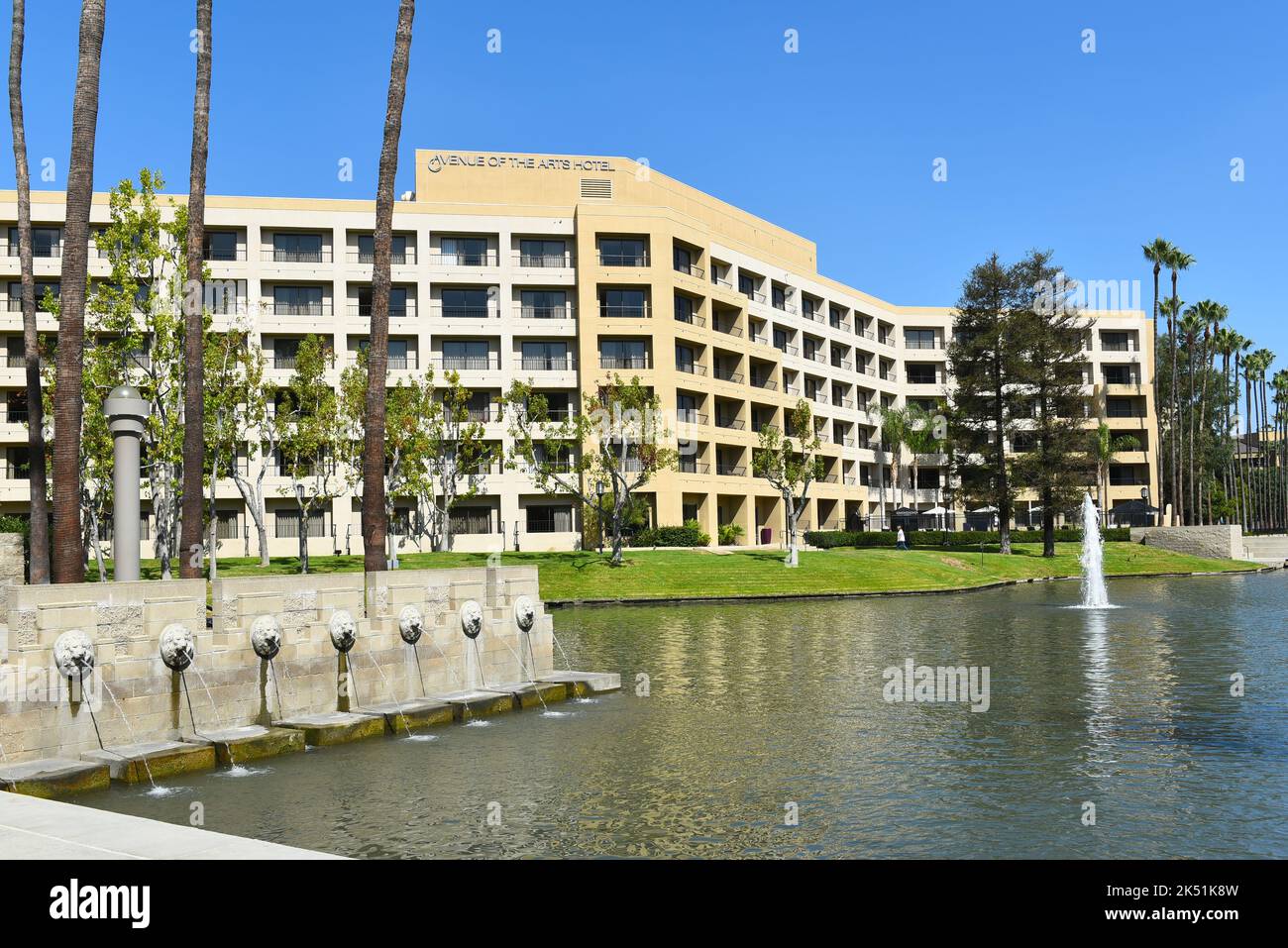 COSTA MESA, CALIFORNIA 02 OCT 2022 Lake at the Avenue of the Arts