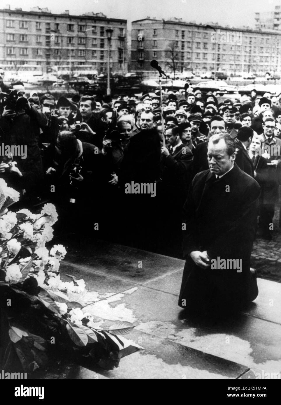 ARCHIV - Bundeskanzler Willy Brandt kniet am 07.12.1970 vor dem Mahnmal im einstigen jüdischen Ghetto in Warschau (Polen), das den Helden des Ghetto-Aufstandes vom April 1943 gewidmet ist. Foto: dpa (zu dpa-Themenpaket «100 Jahre Willy Brandt» vom 16.12.2013) ++ Stock Photo