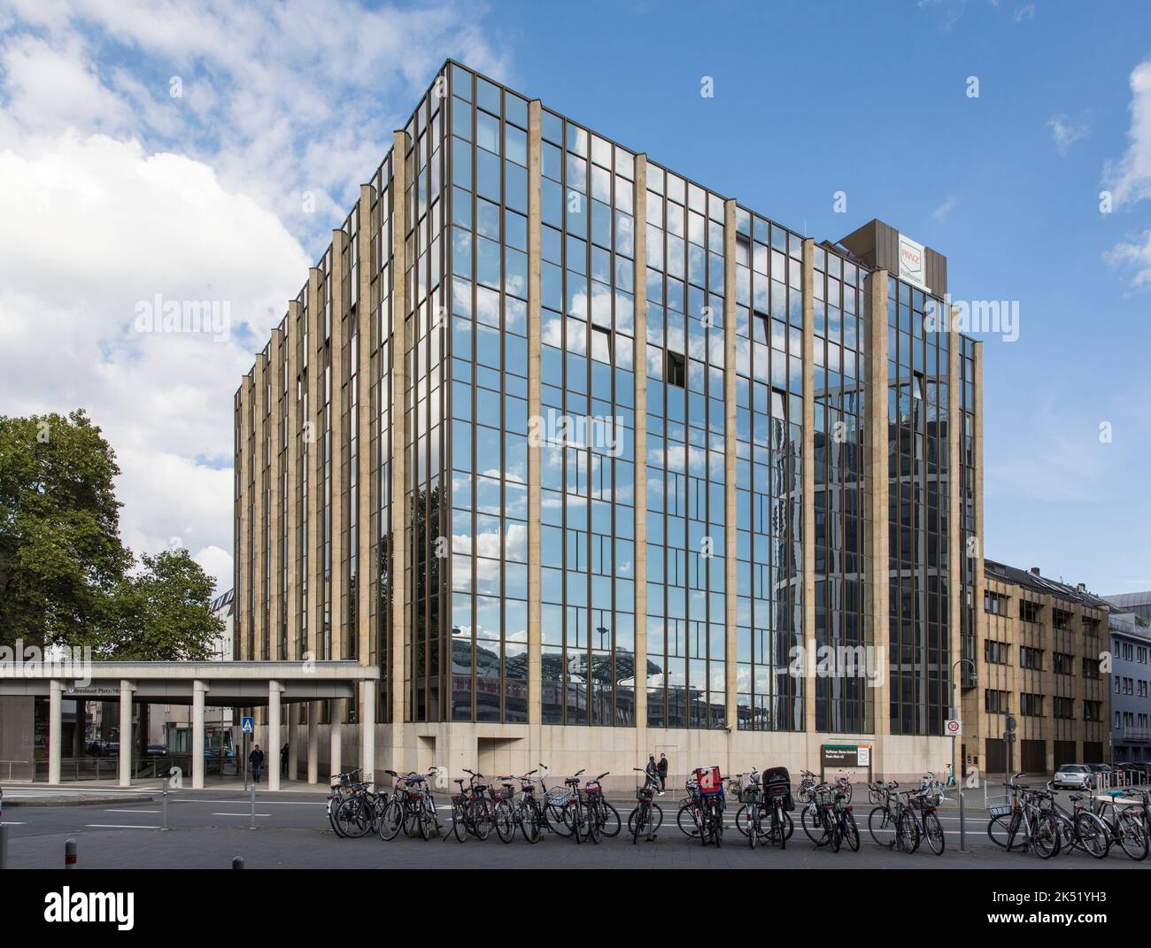 a former high bunker at Breslauer Platz, architect Wilhelm Riphahn, the building is used as a parking garage, Cologne, Germany. ehemaliger Hochbunker Stock Photo