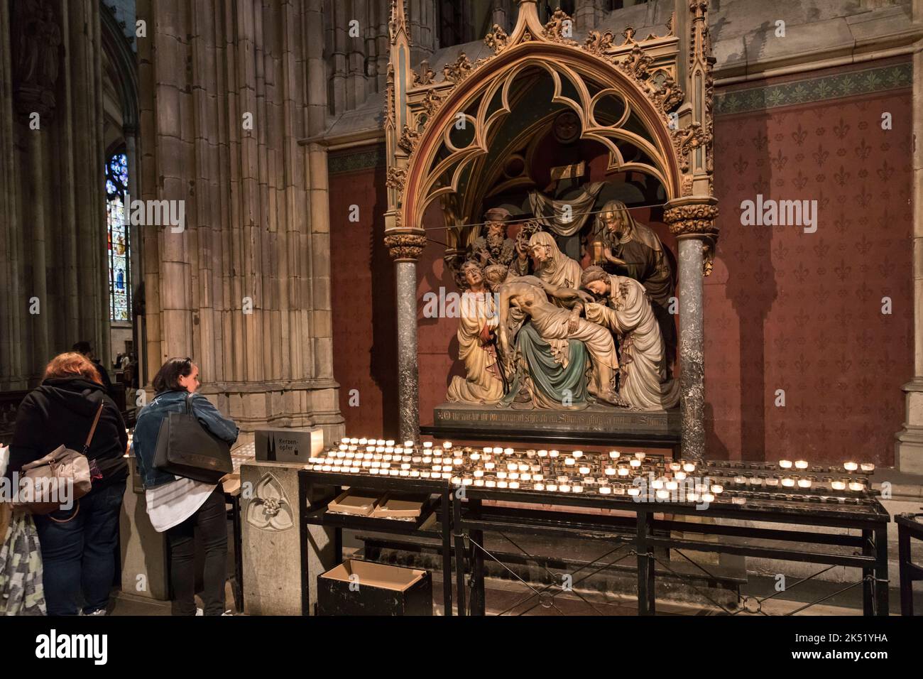 Way of the Cross in the cathedral, station 13, Christ's body is taken down from the cross, Cologne, Germany. Station 13 des Kreuzweges im Dom, Jesus w Stock Photo