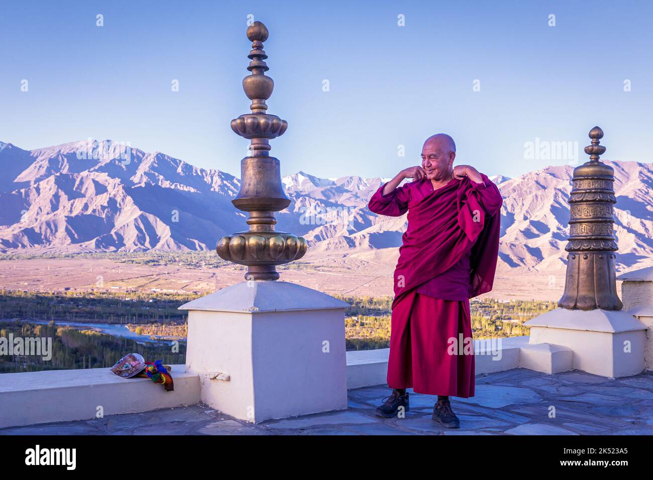 A monk on the roof at Thikse Monastery (Gompa), Ladakh, India Stock Photo
