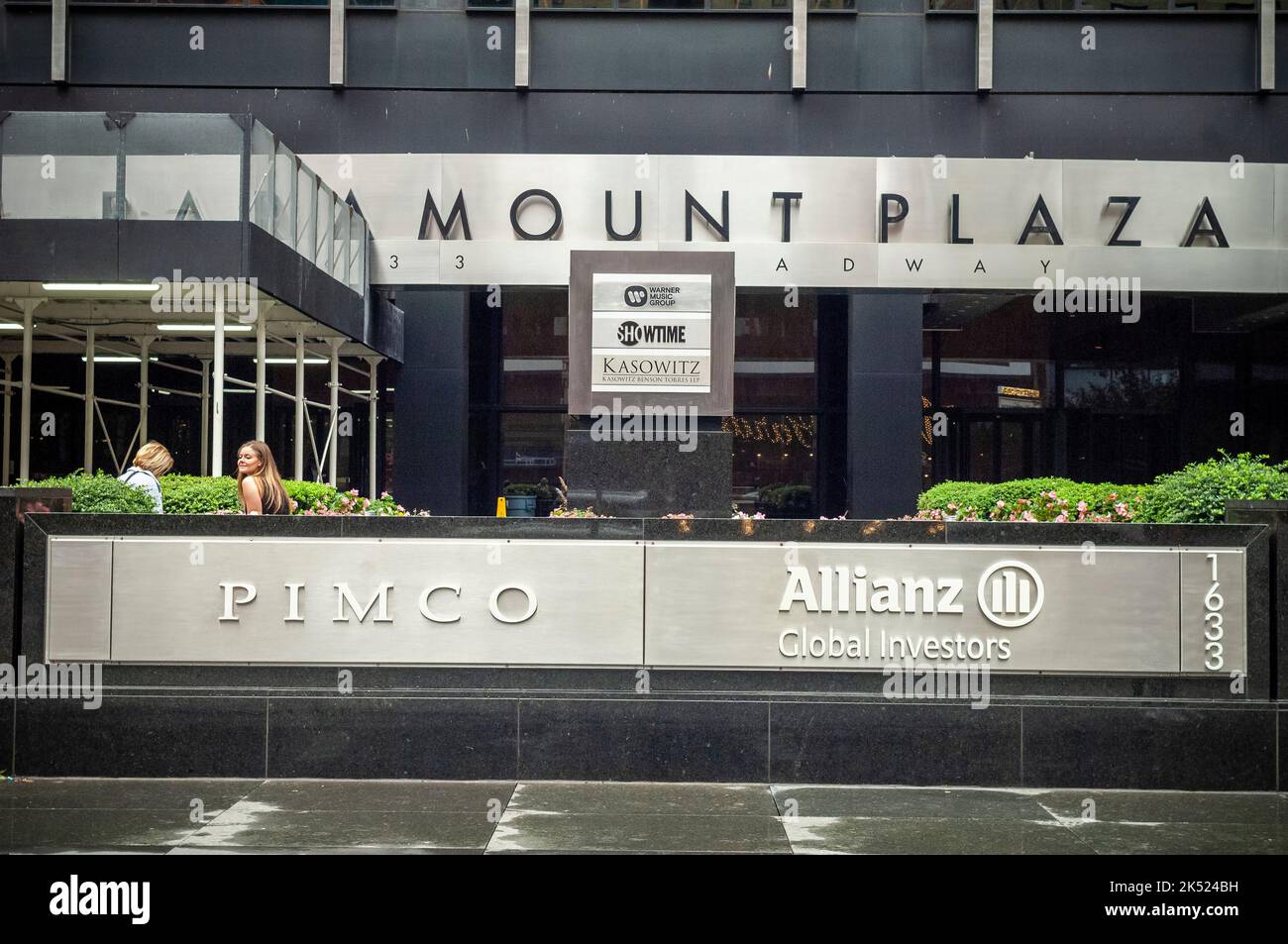 The headquarters of Allianz Global Investors  and PIMCO Investment Management in New York on Sunday, September 25, 2022. PIMCO is a subsidiary of Allianz . (© Richard B. Levine) Stock Photo