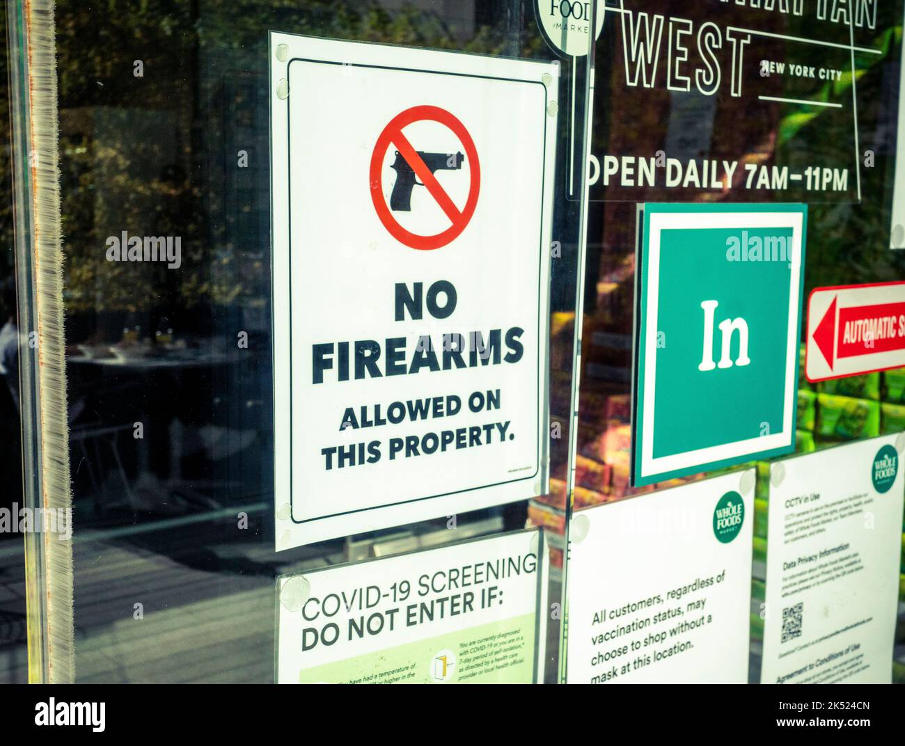 A sign at the entrance to the Whole Foods Market Manhattan West store announces that “No Firearms are allowed on this property” seen on Thursday, September 29, 2022. (© Richard B. Levine) Stock Photo