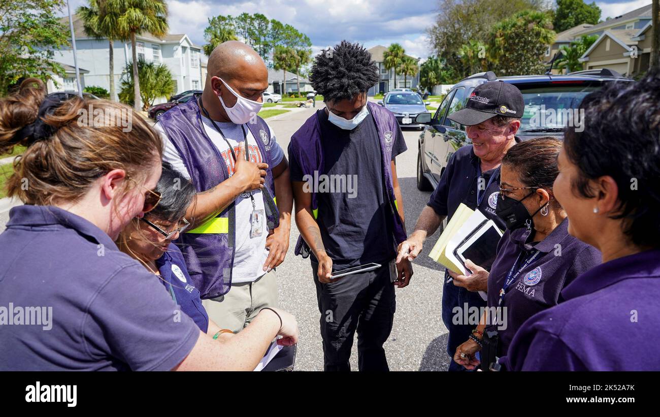 Sanford Fl Oct 3 2022v Fema Disaster Survivor Assistants Go Door To Door Through 6731