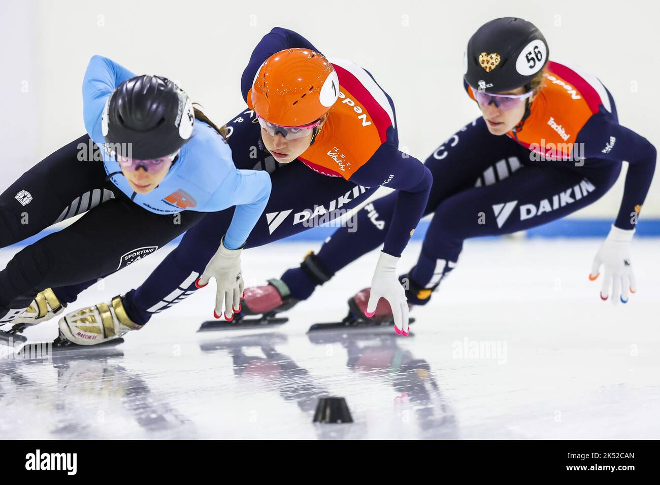 HeereNVEEN - 2022-10-05 16:07:08 HeereNVEEN - Short trackers Hanne de Smet, Suzanne Schulting, Rianne de Vries (lr) during a training session in Thialf prior to the Dutch Open Shorttrack, the first international showdown of this season. ANP VINCENT JANNINK netherlands out - belgium out Stock Photo