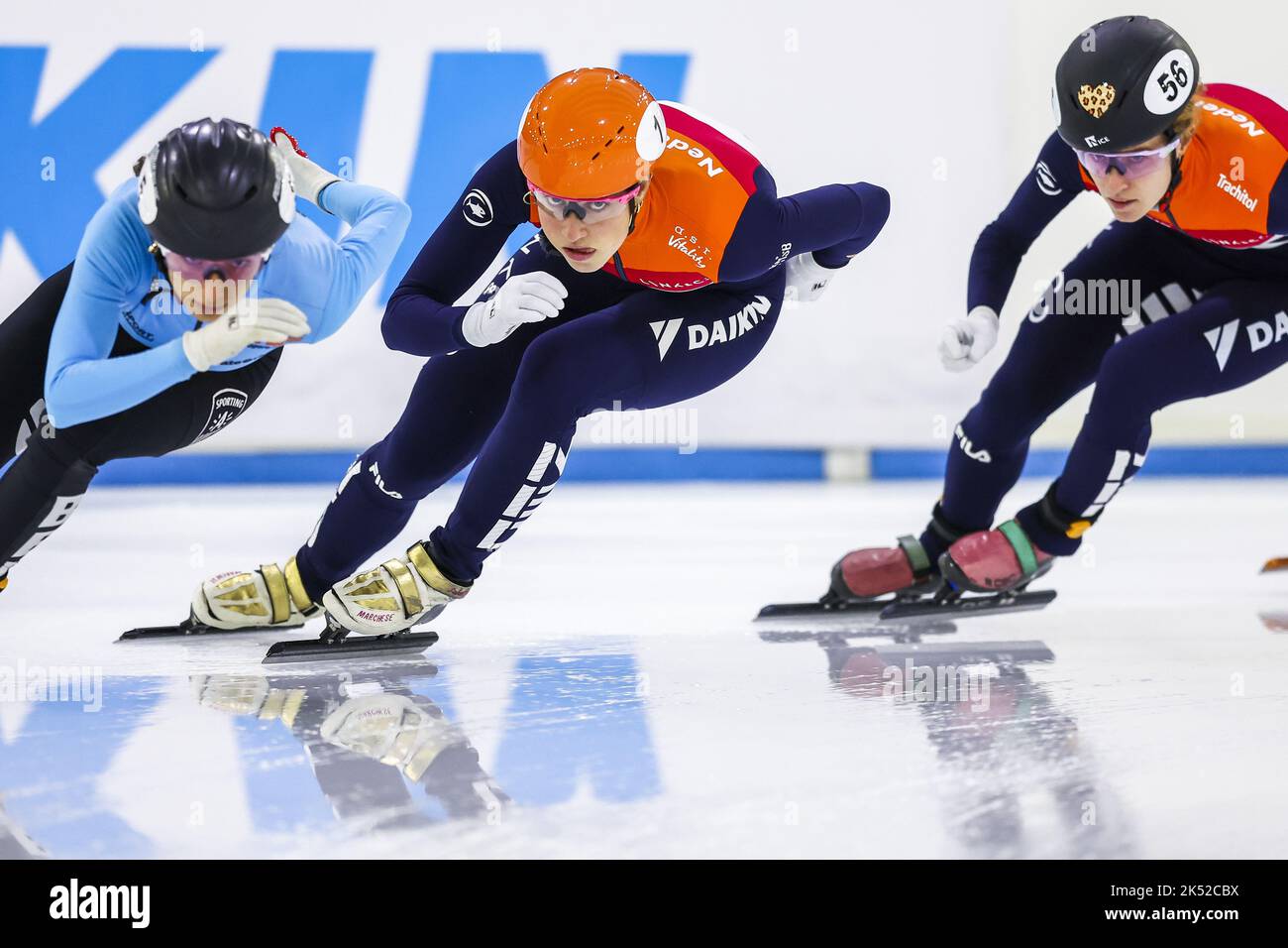 HeereNVEEN - 2022-10-05 16:06:58 HeereNVEEN - Short trackers Hanne de Smet, Suzanne Schulting, Rianne de Vries (lr) during a training session in Thialf prior to the Dutch Open Shorttrack, the first international showdown of this season. ANP VINCENT JANNINK netherlands out - belgium out Stock Photo