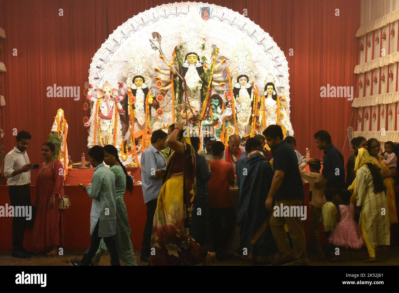 Delhi, Delhi, India. 4th Oct, 2022. viewers during navami durga puja  celebrations at saket kali bari new delhi (Credit Image: © Indraneel  Sen/Pacific Press via ZUMA Press Wire Stock Photo - Alamy, image size:1300x956