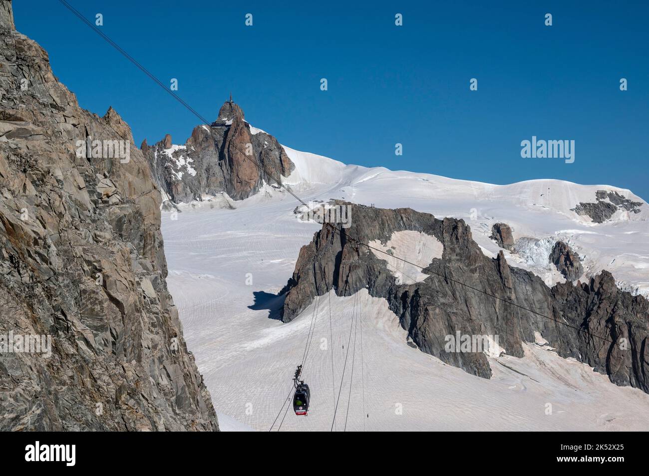 France, Haute Savoie, Mont Blanc massif, Chamonix, Aiguille du Midi, Glacier hike crossing the Vallée Blanche, Pointe Helbronner Italian border, view Stock Photo