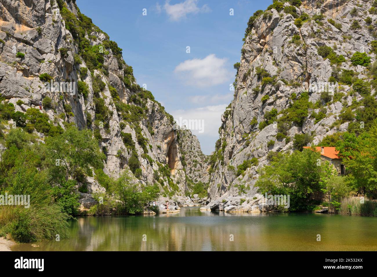 France, Pyrenees Orientales, Tautavel, The Gorges du Gouleyrous and the Verdouble River overlooked by the caune de l'Arago, the famous cave where the Stock Photo