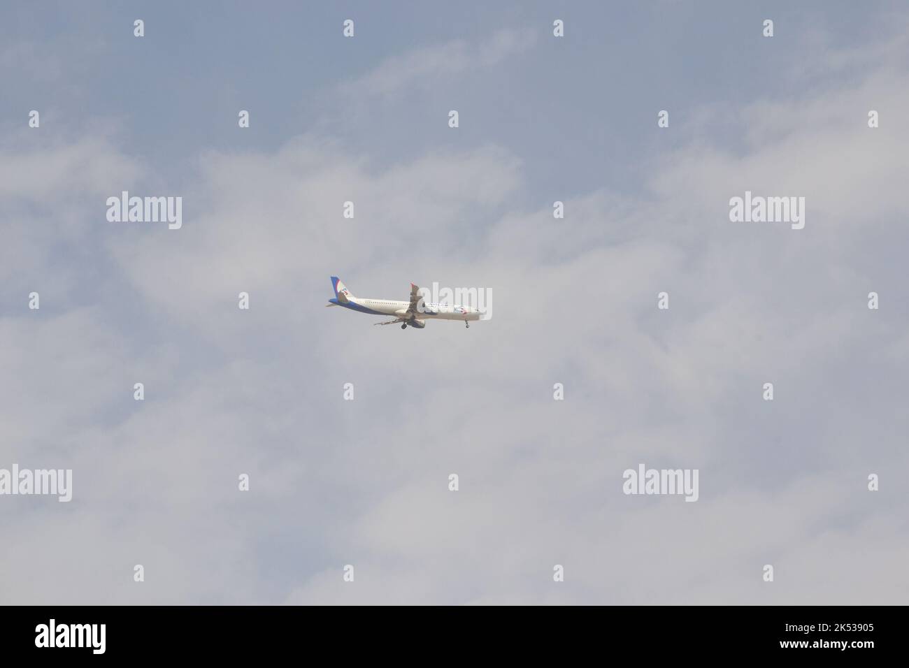Flugzeug am Himmel Stock Photo