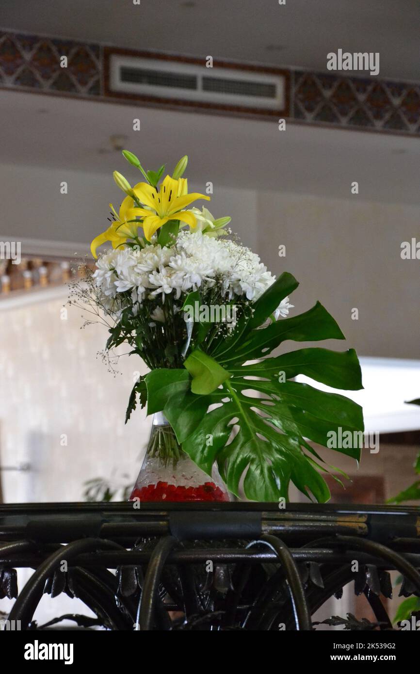 Blumenstrauß auf dem Tisch Stock Photo
