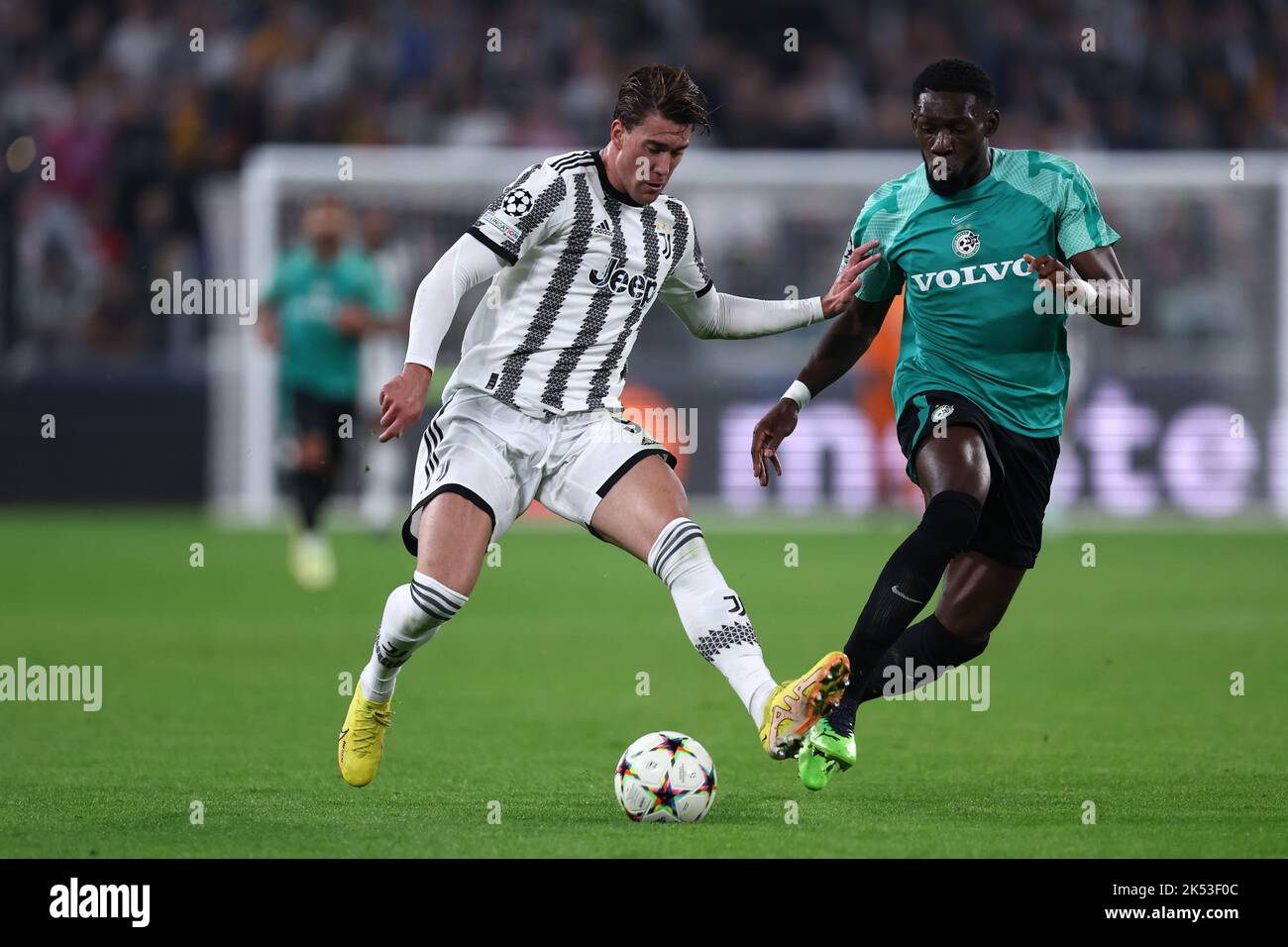 Turin, Italy . October 5, 2022, Dusan Vlahovic of Juventus Fc battle and Ali Mohamed of Maccabi Haifa for the ball during the Uefa Champions League Group H match beetween Juventus Fc and M. K. Maccabi Haifa at Allianz Stadium on October 5, 2022 in Turin, Italy . Stock Photo