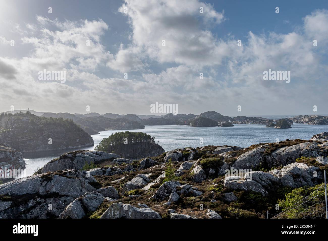 The rocky and mossy coast of a lake Stock Photo - Alamy