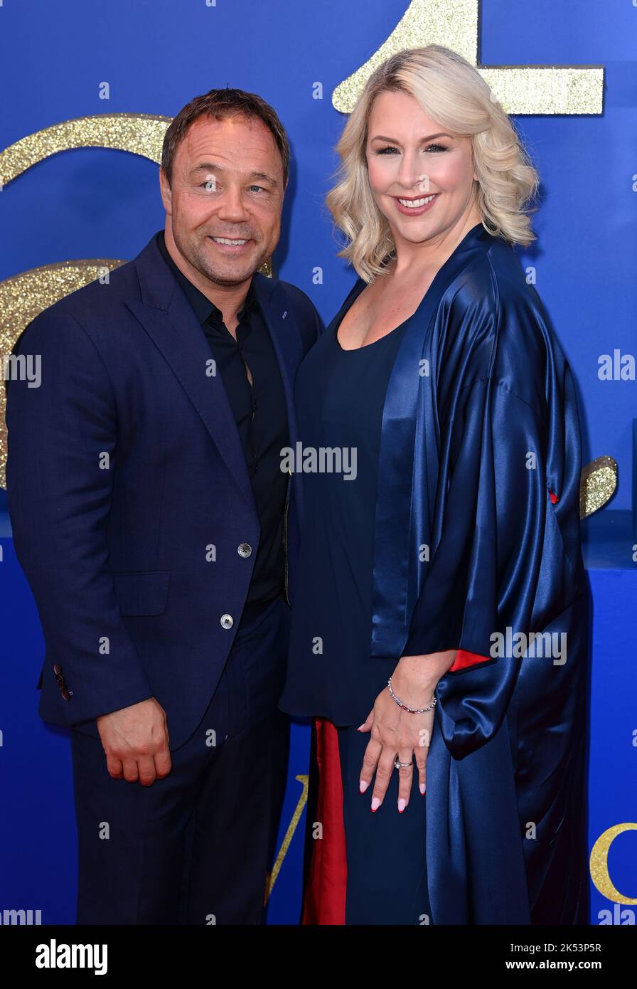 october-5th-2022-london-uk-stephen-graham-and-his-wife-hannah
