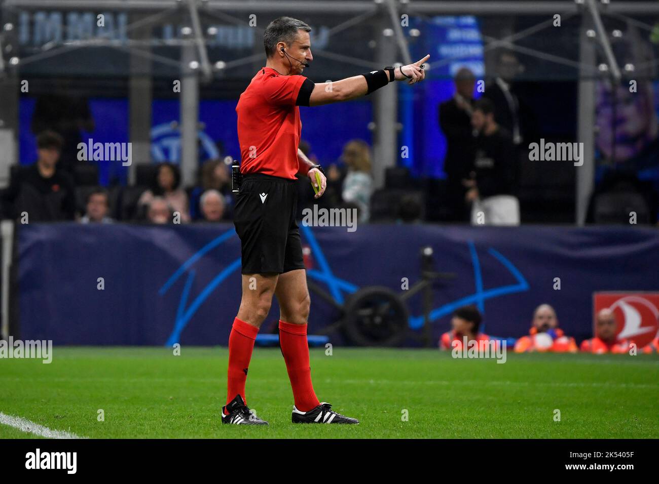 Referee Slavko Vincic reacts during the Champions League Group C football match between FC Internazionale and FCB Barcelona at San Siro stadium in Mil Stock Photo