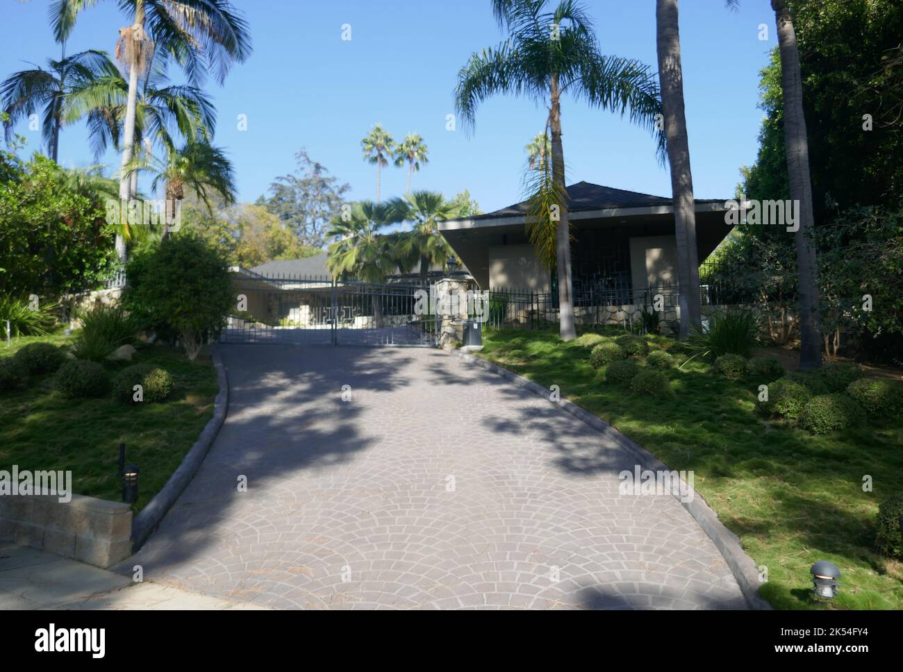 Beverly Hills, California, USA 5th October 2022 A general view of atmosphere of Jeff Bezos and Mackenzie Scott's Former home/house that Mackenzie donated to charity at 922 N. Alpine Drive on October 5, 2022 in Beverly Hills, California, USA. Photo by Barry King/Alamy Stock Photo Stock Photo