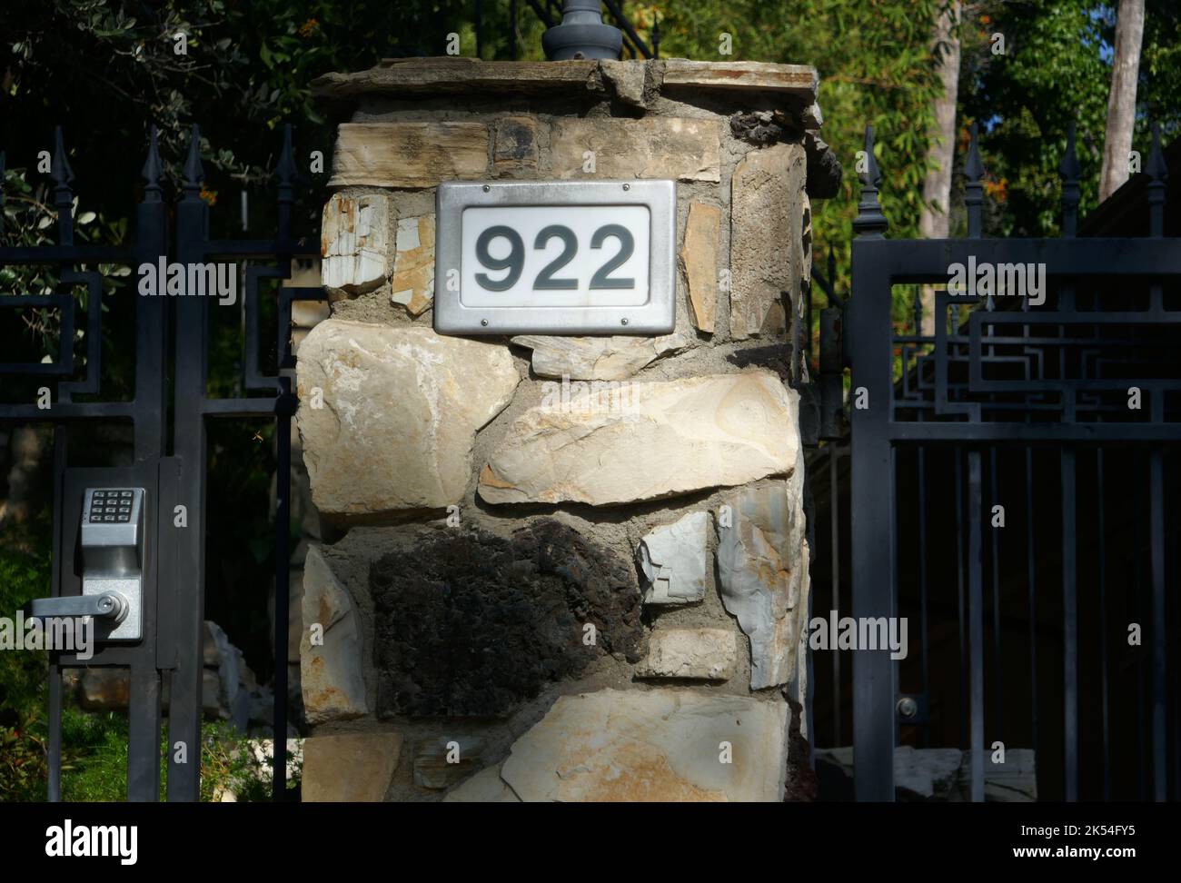 Beverly Hills, California, USA 5th October 2022 A general view of atmosphere of Jeff Bezos and Mackenzie Scott's Former home/house that Mackenzie donated to charity at 922 N. Alpine Drive on October 5, 2022 in Beverly Hills, California, USA. Photo by Barry King/Alamy Stock Photo Stock Photo