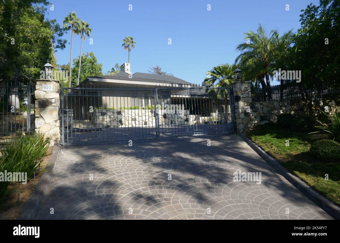 Beverly Hills, California, USA 5th October 2022 A general view of atmosphere of Jeff Bezos and Mackenzie Scott's Former home/house that Mackenzie donated to charity at 922 N. Alpine Drive on October 5, 2022 in Beverly Hills, California, USA. Photo by Barry King/Alamy Stock Photo Stock Photo