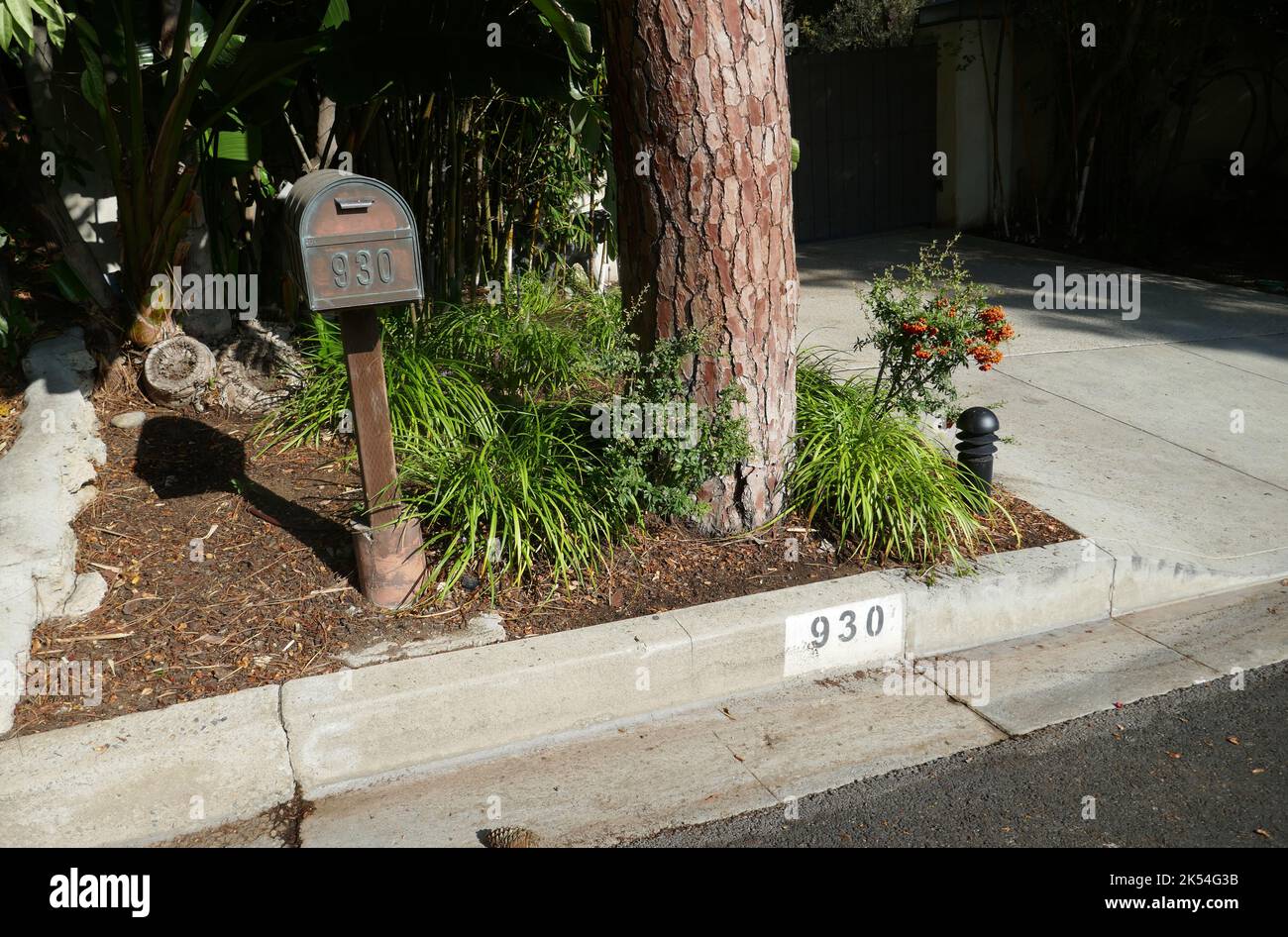 Beverly Hills, California, USA 5th October 2022 A general view of atmosphere of Jeff Bezos and Mackenzie Scott's Former home/house that Mackenzie donated to charity at 930 N. Alpine Drive, and former home of Actor Charles Boyer on October 5, 2022 in Beverly Hills, California, USA. Photo by Barry King/Alamy Stock Photo Stock Photo