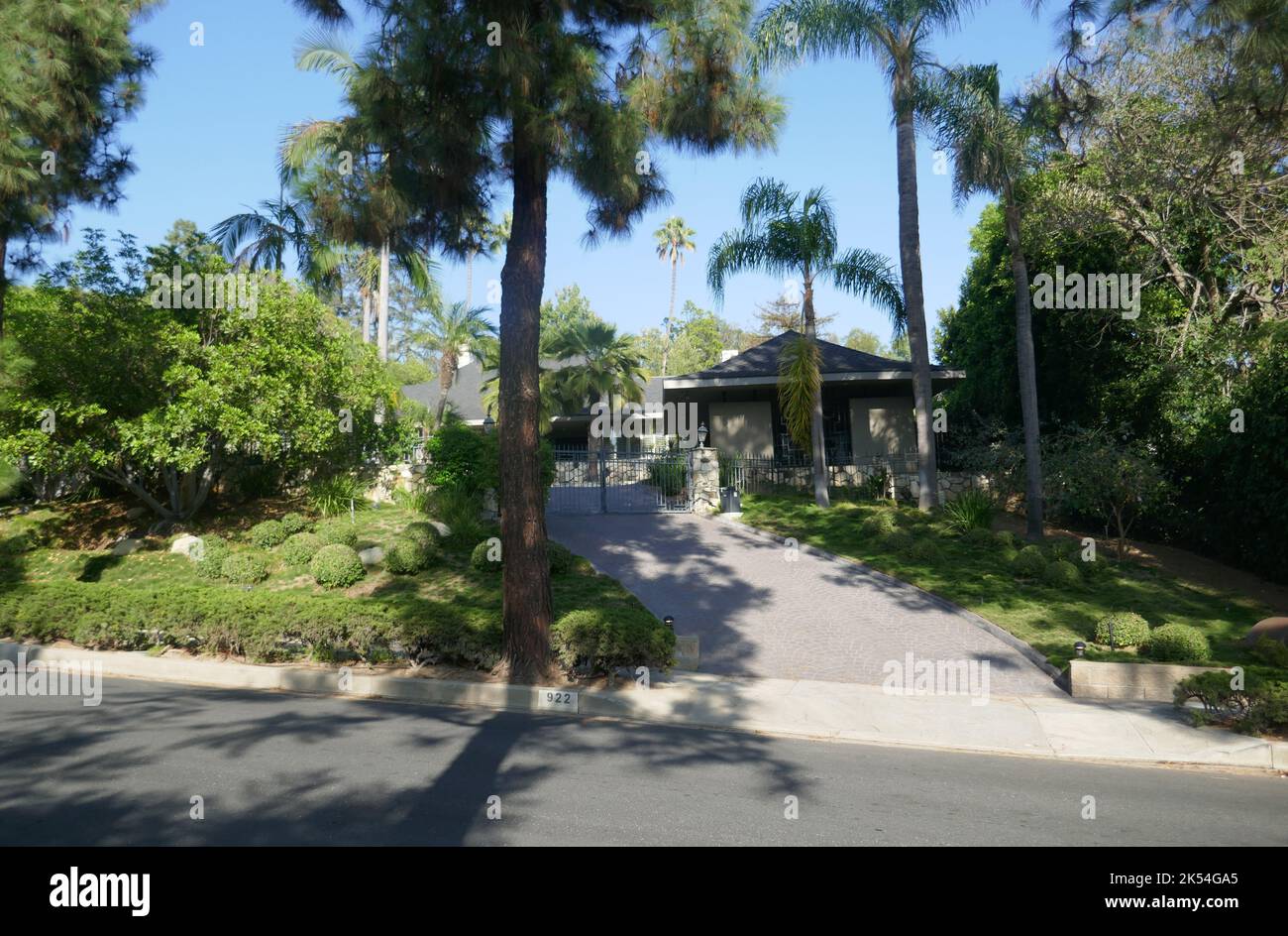 Beverly Hills, California, USA 5th October 2022 A general view of atmosphere of Jeff Bezos and Mackenzie Scott's Former home/house that Mackenzie donated to charity at 922 N. Alpine Drive on October 5, 2022 in Beverly Hills, California, USA. Photo by Barry King/Alamy Stock Photo Stock Photo