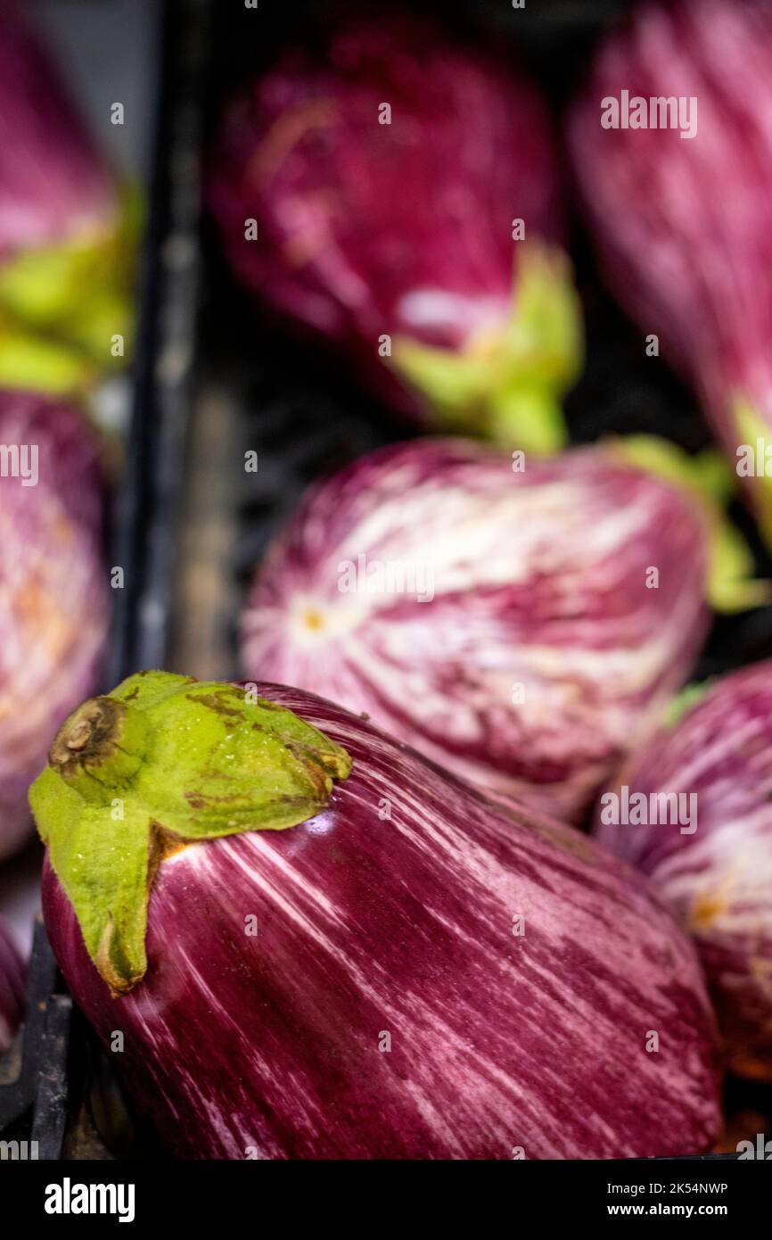Fresh eggplants from a Spanish grocery store Stock Photo Alamy