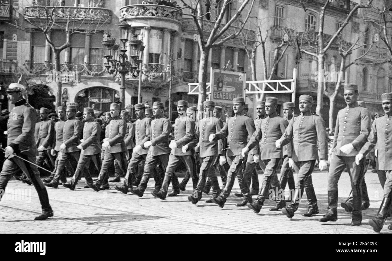 Barcelona. Paseo de Gracia. Desfile militar en un acto de jura de