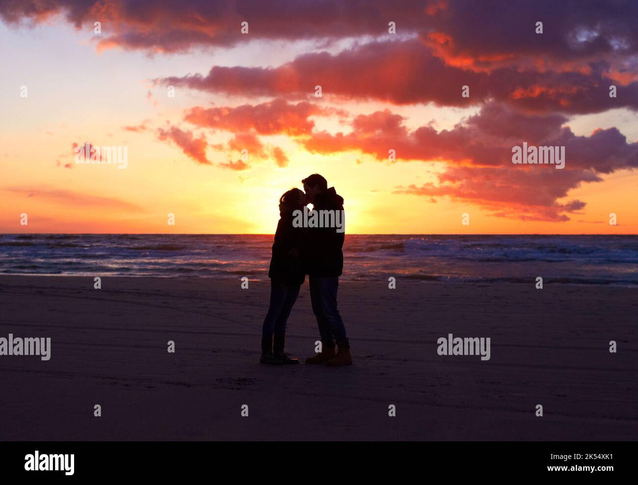 Kissing couple silhouette hi-res stock photography and images - Alamy