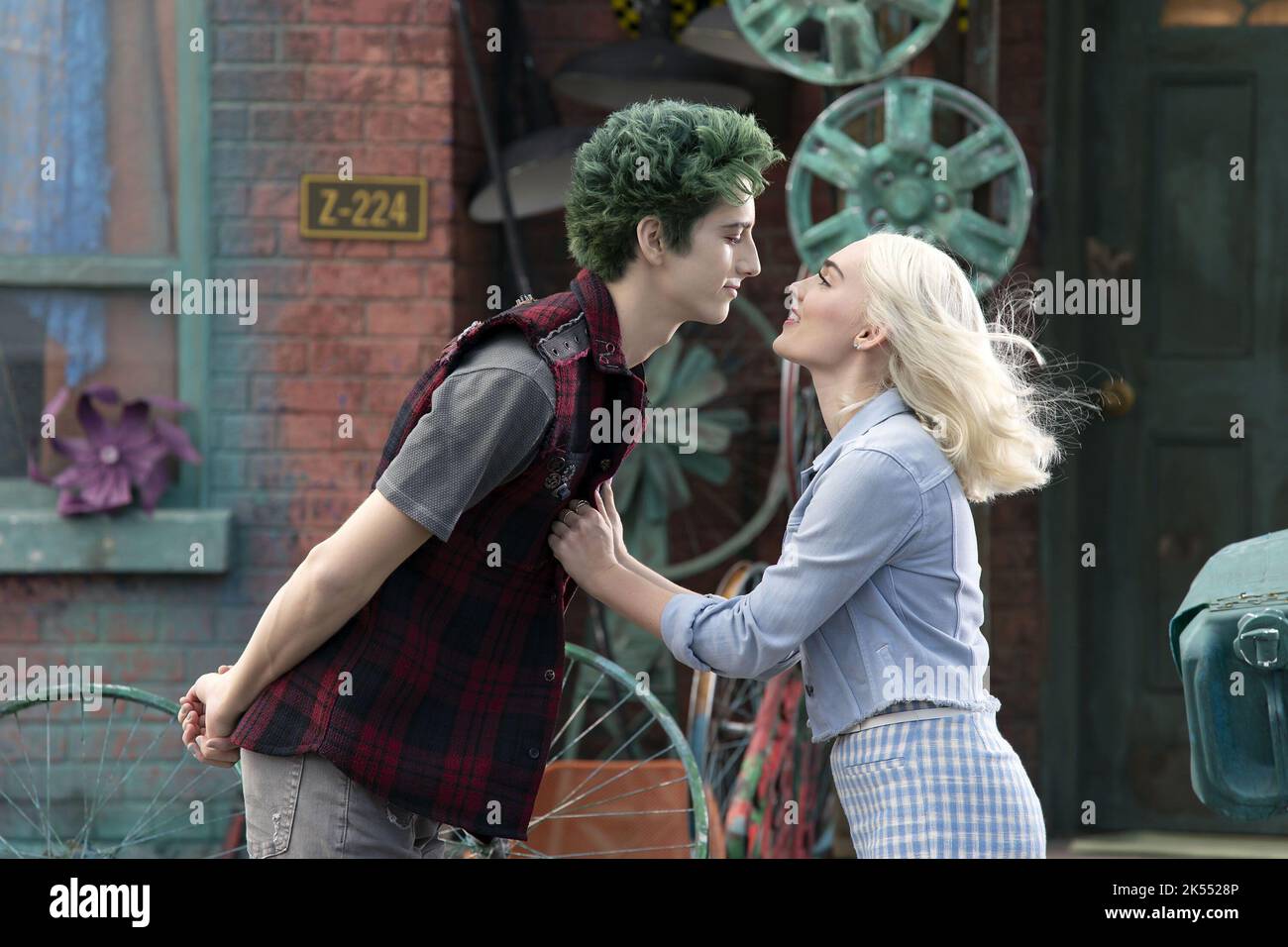 MILO JACOB MANHEIM and MEG DONNELLY in Z-O-M-B-I-E-S 3 (2022), directed by PAUL HOEN. Credit: DISNEY CHANNEL / Album Stock Photo