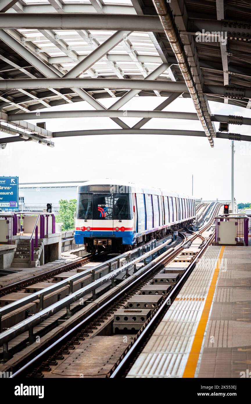 A Sky Train Pulls Into A Bts Skytrain Station In Bangkok Thailand Stock A Sky Train Pulls Into A Bts Skytrain Station In Bangkok Thailand Stock