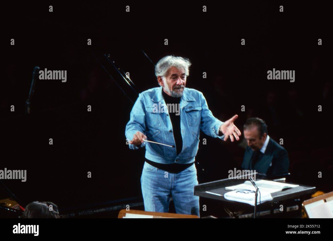 Leonard Bernstein, amerikanischer Komponist, Pianist und Dirigent, dirigiert Beethoven mit dem Symphonieorchester des Bayerischen Rundfunks in München, Pianist Claudio Arrau, hinten rechts. Deutschland 1977. Stock Photo