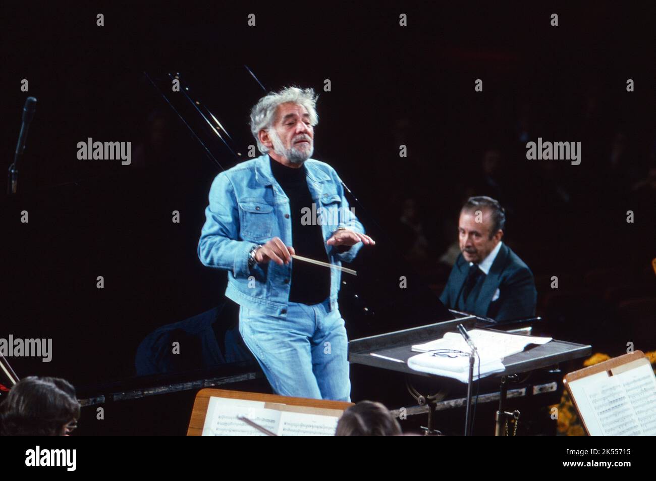 Leonard Bernstein, amerikanischer Komponist, Pianist und Dirigent, dirigiert Beethoven mit dem Symphonieorchester des Bayerischen Rundfunks in München, Pianist Claudio Arrau, hinten rechts. Deutschland 1977. Stock Photo