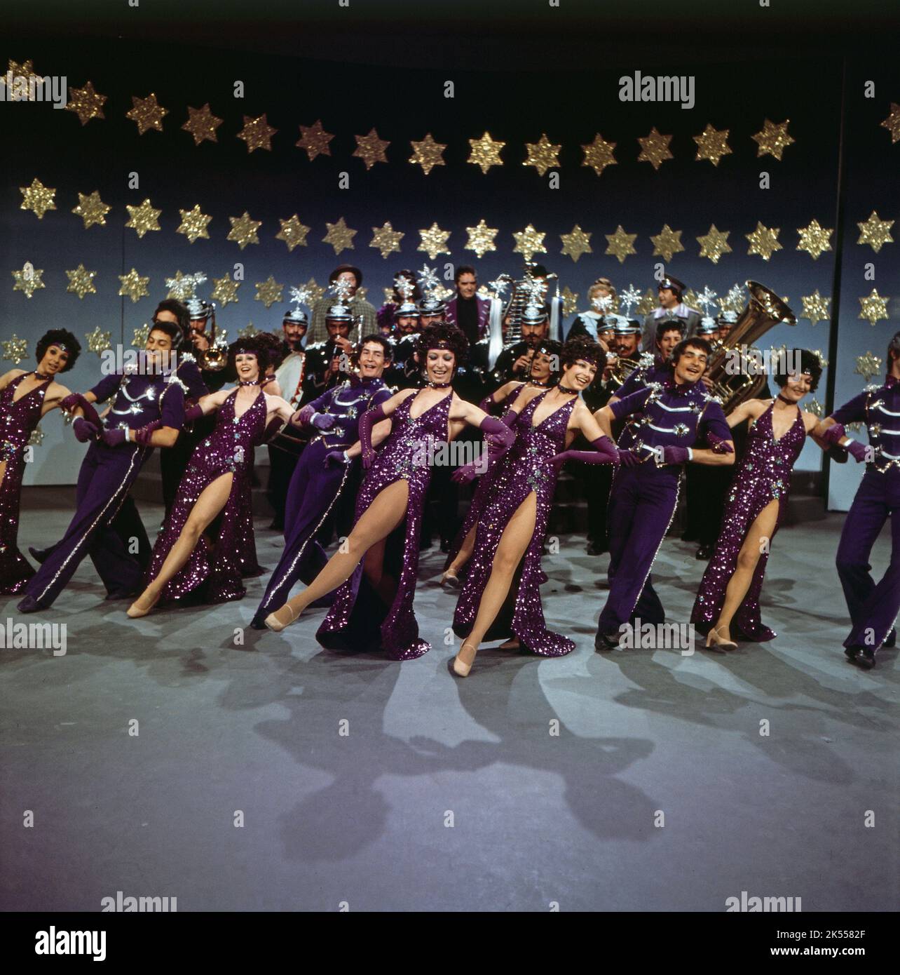 Dreimal darfst Du raten, Musikquizshow, Deutschland 1976, Regie: Thomas Land,  Mitwirkende: Fernseh-Ballett Stock Photo - Alamy