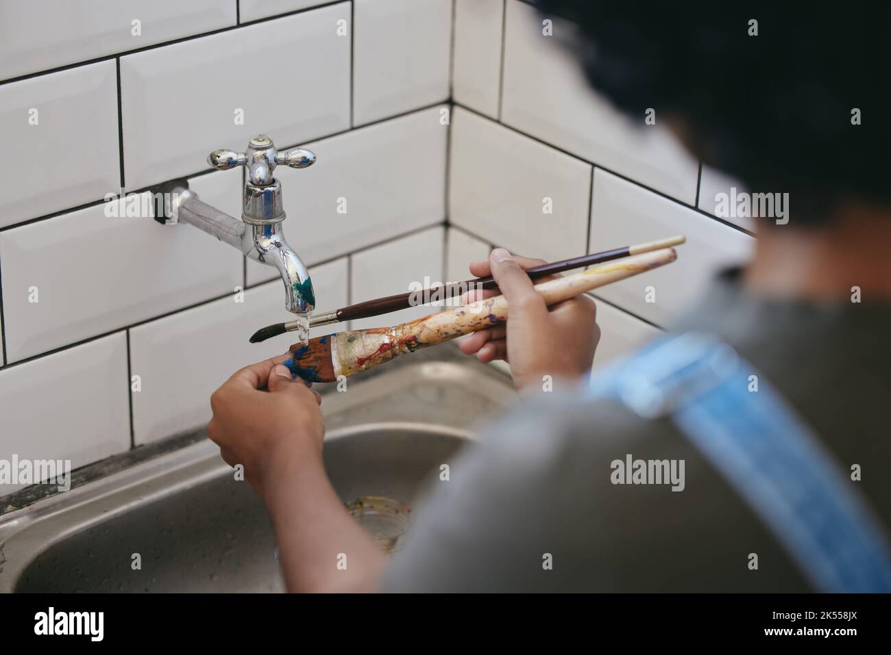 Washing paint brush under water hires stock photography and images Alamy