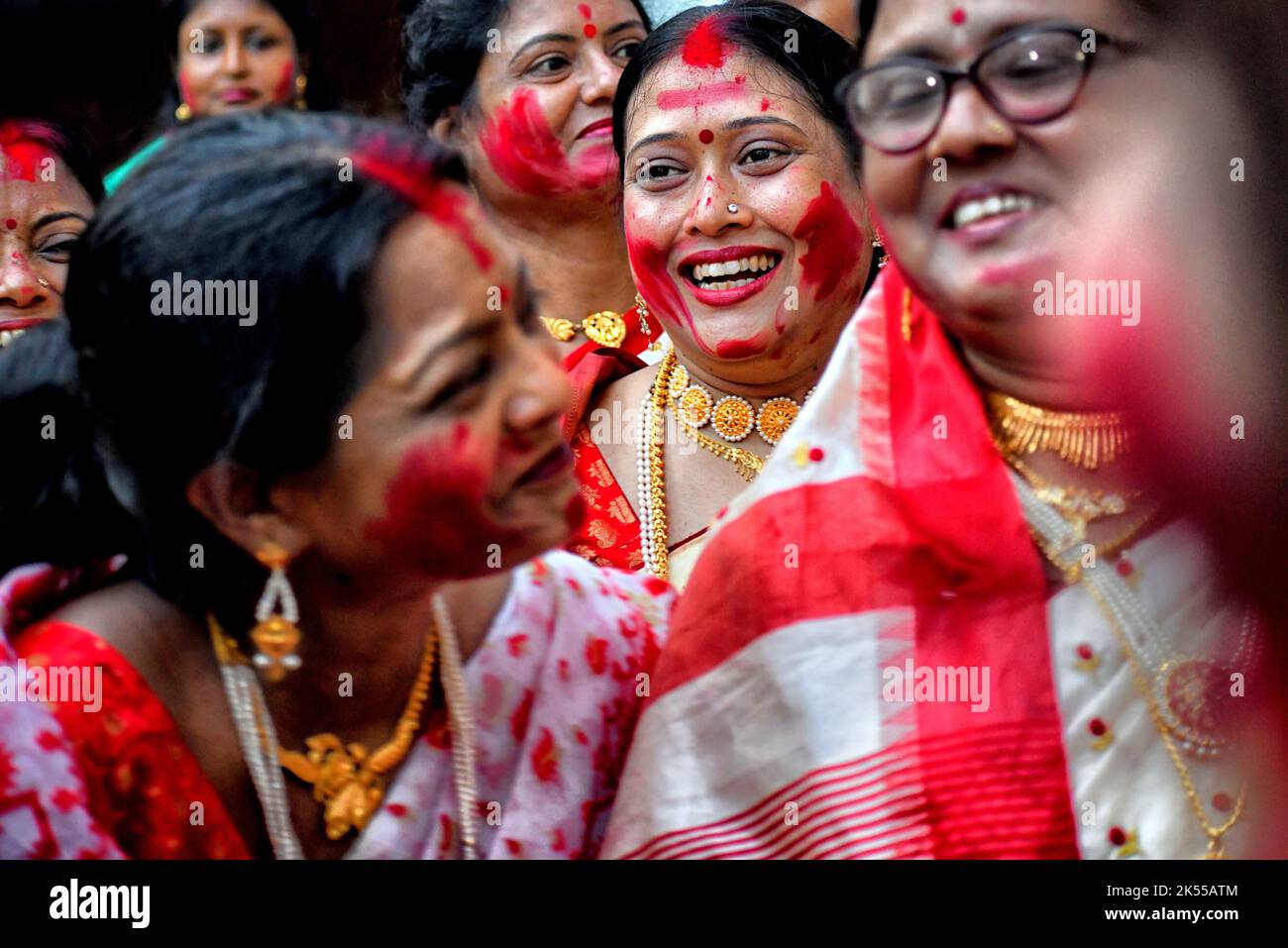 indian-hindu-devotees-seen-with-their-faces-covered-in-vermillion