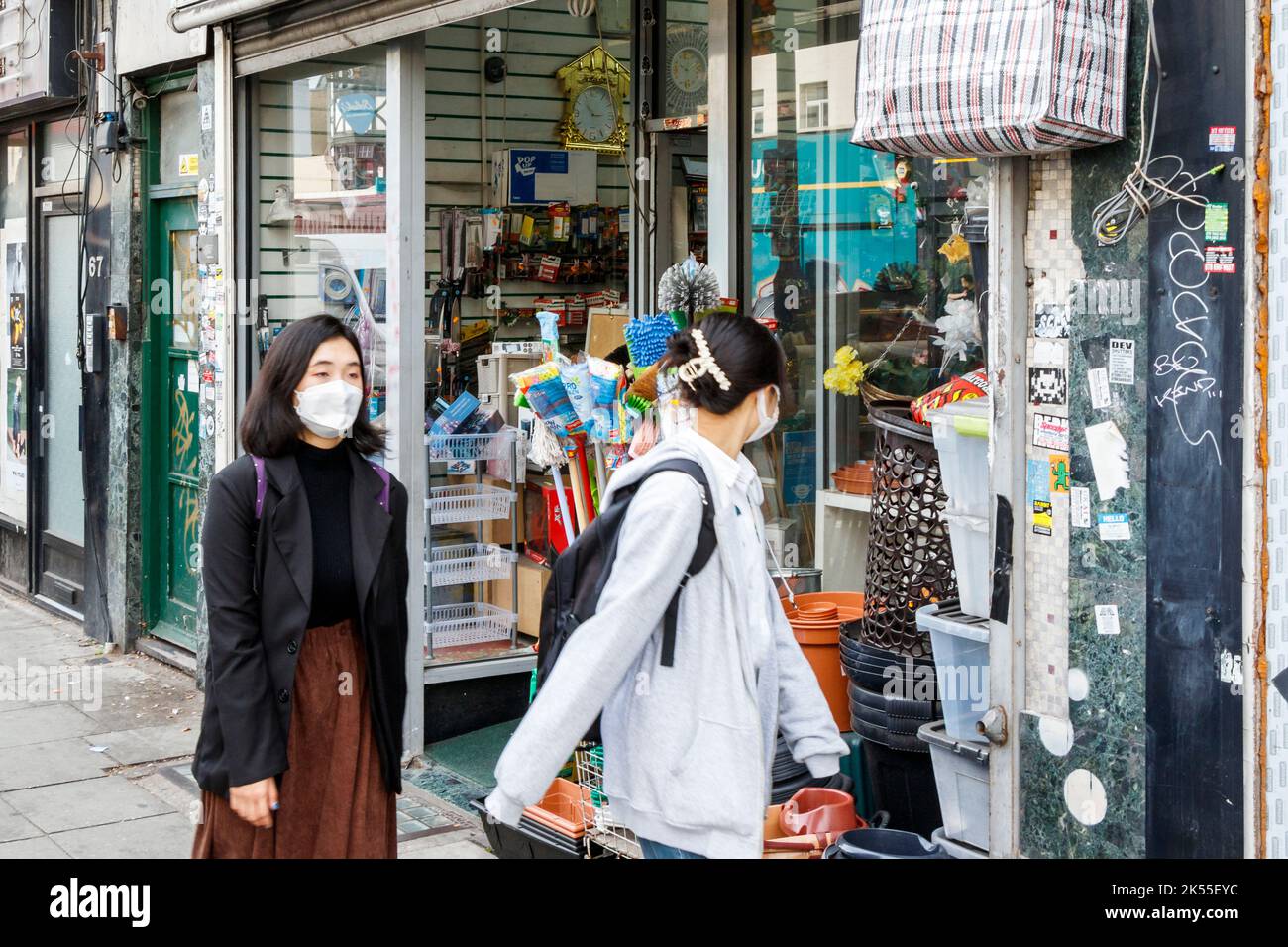 Women passing shop hi-res stock photography and images - Alamy