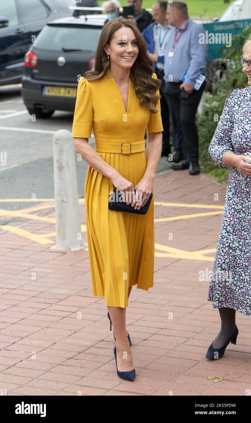 Guildford, England. UK. 05 October, 2022.  Catherine, Princess of Wales , wearing a yellow dress by Karen Millen, visits the maternity ward of the Royal Surrey County Hospital.  Credit: Anwar Hussein/Alamy Live News Stock Photo