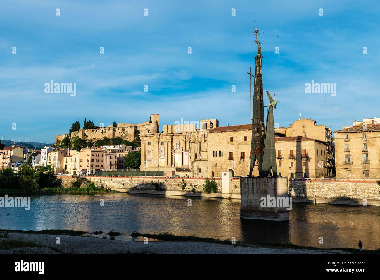 Francoist monument commemorating the Battle of the Ebro on the Ebro river and the cathedral and the Suda castle in the background in Tortosa, Tarragon Stock Photo