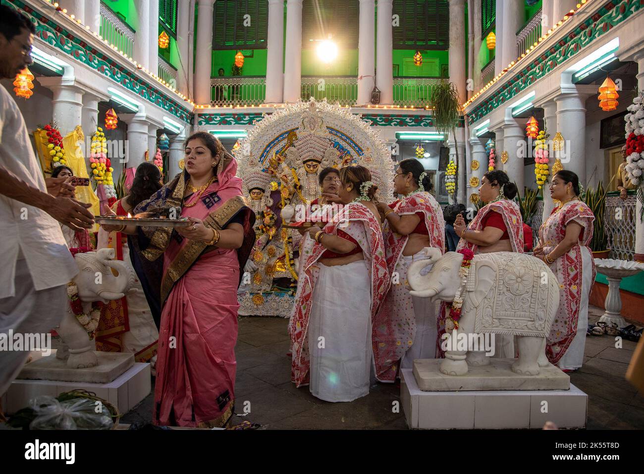 India- 05/10/2022, Different moments of Farewell to Goddess Durga on the final day (Dashami -10th day) of the Durgapuja festival by women of Bonedi Bari Household (affluent family) of Kolkata/Calcutta. (Photo by Amlan Biswas/Pacific Press) Stock Photo